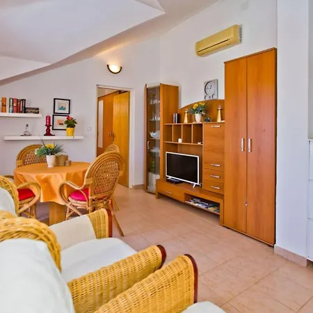 Charming And Sunny Hvar Apartment
