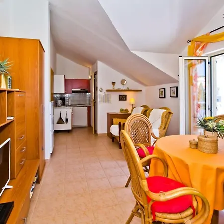 Charming And Sunny Hvar Apartment *
