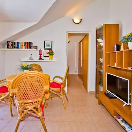 Charming And Sunny Hvar Apartment