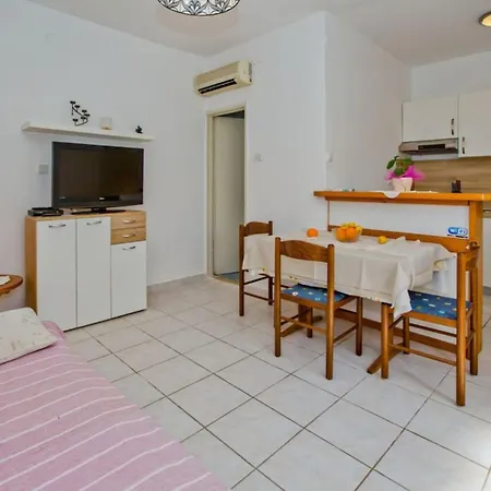 Charming And Sunny Hvar Apartment *