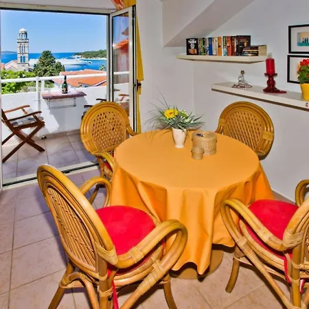 Charming And Sunny Hvar Apartment *
